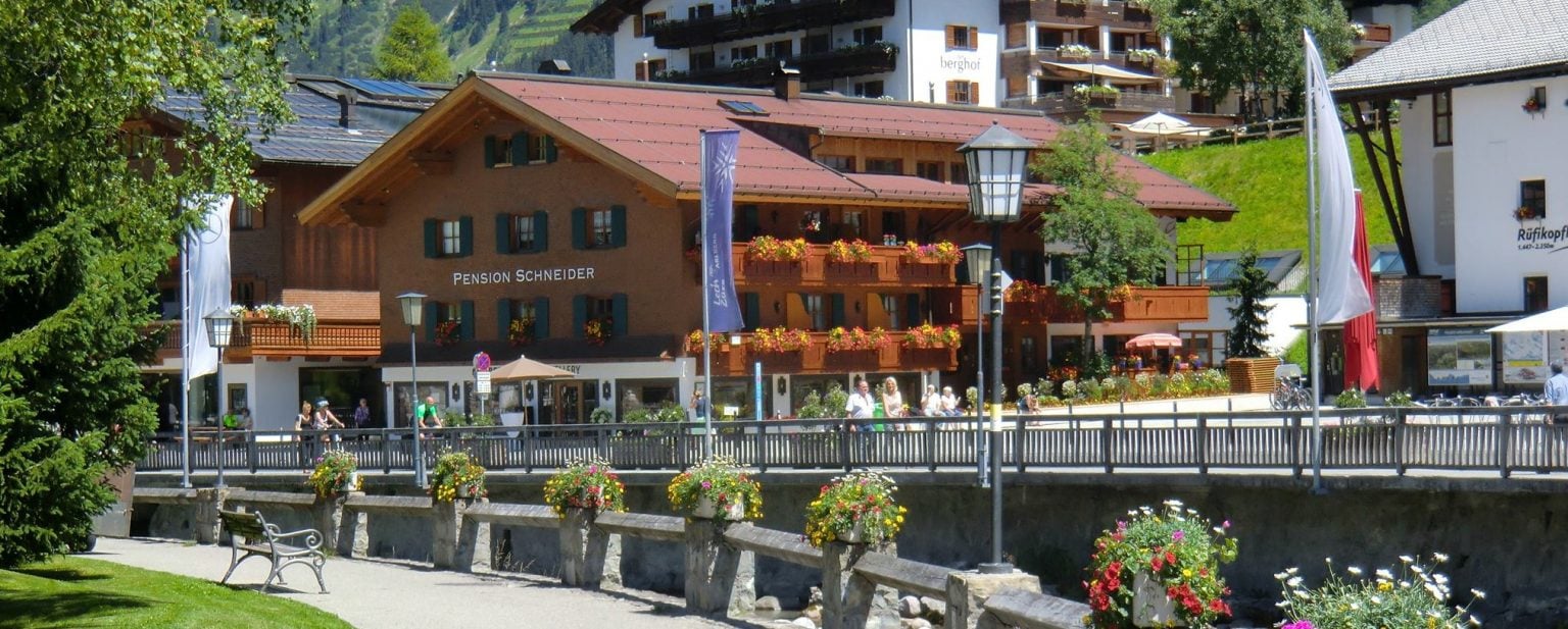Aussenansicht vom Hotel Garni Schneider mit tollen Unterkünften für Ihren Urlaub.