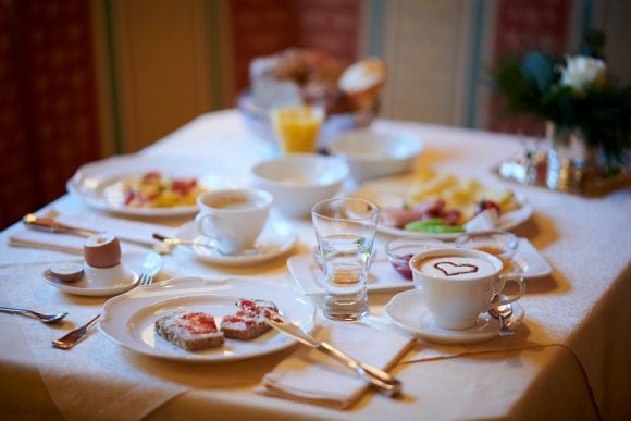 Ein wundervolles Frühstück mit Kaffee in Ihrer Hotel Garni Schneider Unterkunft.