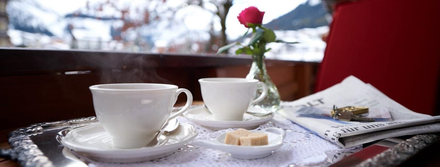 Dampfende Kaffeetassen mit herrlichen Ausblicken zum Omesberg