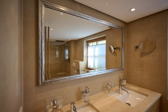 Doppelwaschbecken und großer Spiegel im Doppelzimmer Rote Wand
