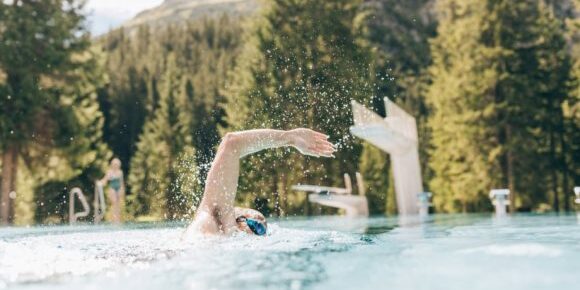 A swimmer in the Lech swimming pool inbetween the idyllic woods between Lech and Zug.