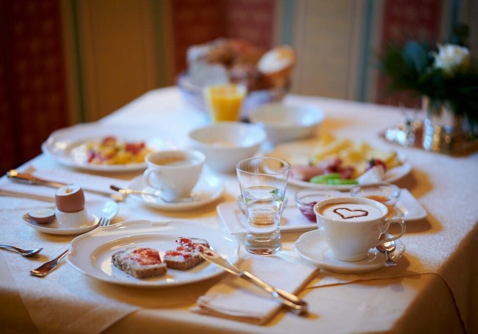 Ein wundervolles Frühstück mit Kaffee in Ihrer Hotel Garni Schneider Unterkunft.