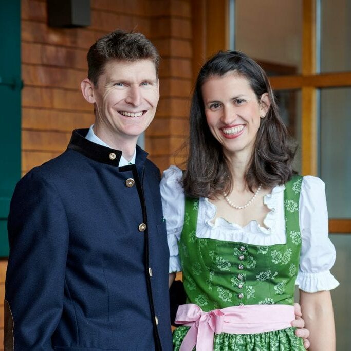 Carola und Thomas Muxel und Ihre geniale Unterkunft - dem Hotel Garni Schneider in Lech.